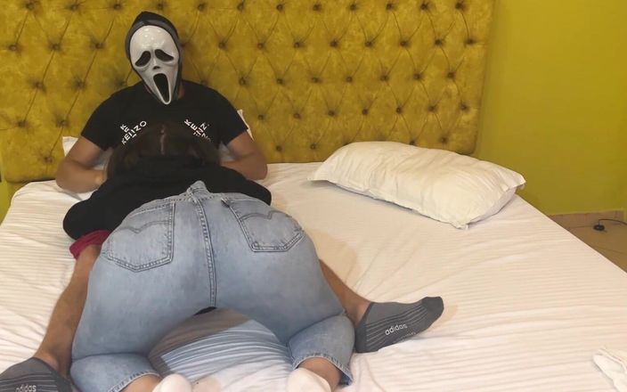 A couple of pleasure: Ghostface obtiene mamada gratis para Halloween