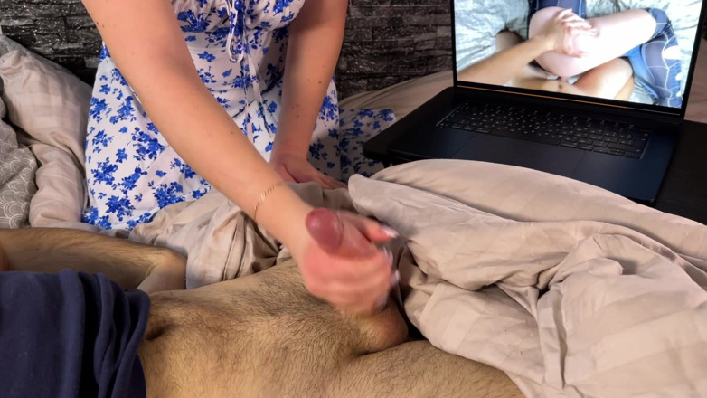 Marshmallow Sweet: Přistihne mě za sledování porna. tak začala honit mého ptáka
