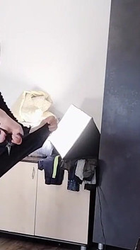 Esposa amadora se diverte experimentando roupas que ela corta