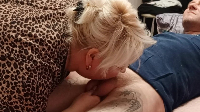 Zona901: Mi novia interrumpió mi paja, me dio una mamada y...