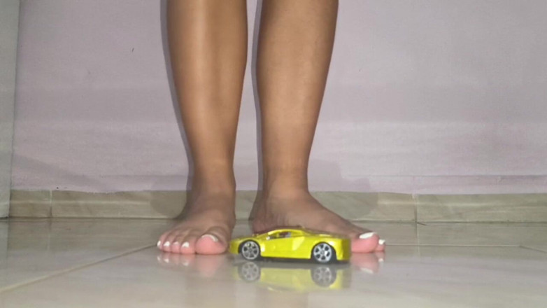 Isabel: Esmaga carros com pés nus