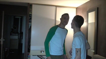 Gaybareback: Juan Perez šuká bez sedla twink Jeroma James
