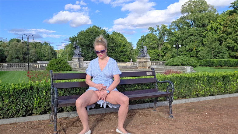 Misses_Jenny: Masturbación en el parque - emoción cachonda