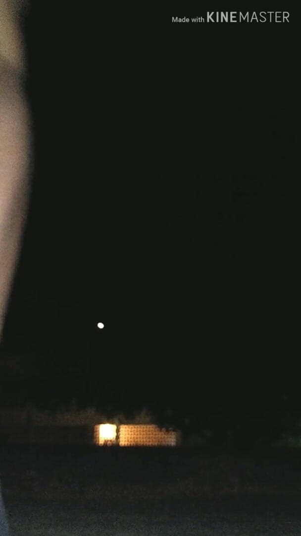 Traviezisha: Kroes mietje neukt 's nachts haar kont met een dildo op...