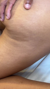 Verheiratete Schlampe Bittet Darum, in Dem Bett Ihres Betrogenen Ehemanns Analsex Zu Dreien Zu Haben