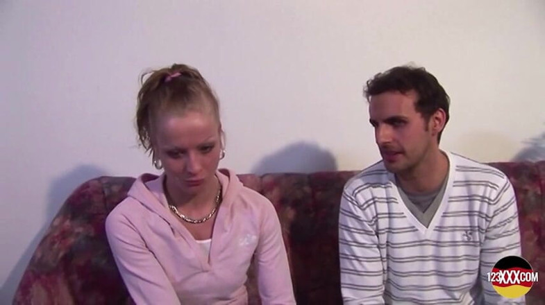 123XXX - 100% Amateurs: Sie liebt es, sperma auf ihre brüste zu bekommen
