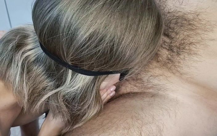 New Profession: Sexy štíhlá blondýnka miluje hluboké slintající kouření do krku