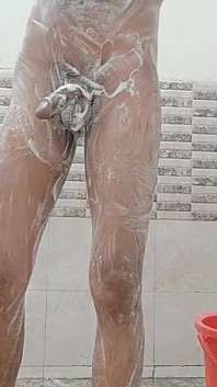 Açık salonda çıplak banyo yaparken komşum tarafından yakalanıyor.