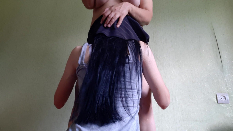 Lesbian-candys: Jag ger cunnilingus till min MILF styvmamma när hennes man...