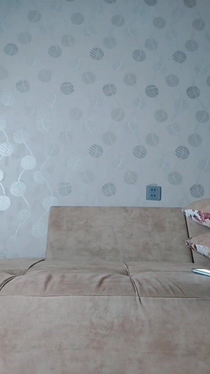 Kitty_Cross: Röd lång klädd ganska vit femboy
