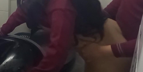 Astrid Cute: Camera Înregistrează studenții în baia Institutului! Am găsit doar o baie! Futai...