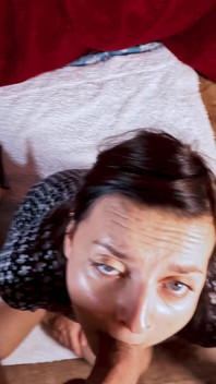 Videoclip cu înregistrare de acasă: muie, adânc în gât și spermă pe față