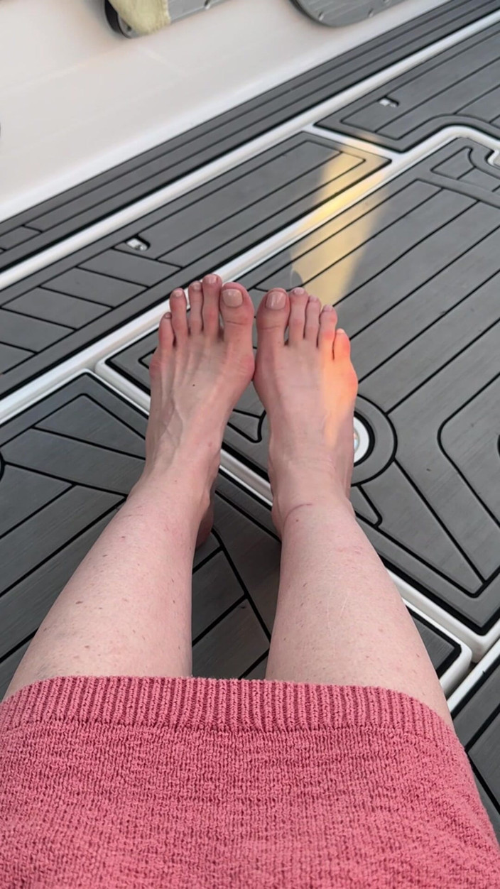 LizaVirgin: Giocare con le gambe