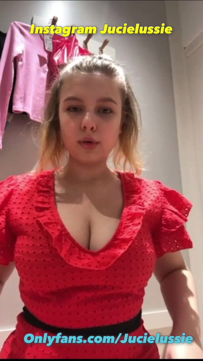 JuiceLussie: Schizzi e ditalino nello spogliatoio