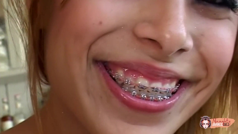 Naughty Japanese Girls: Blonde Aziatische slet zuigt haar man af voordat ze zijn...