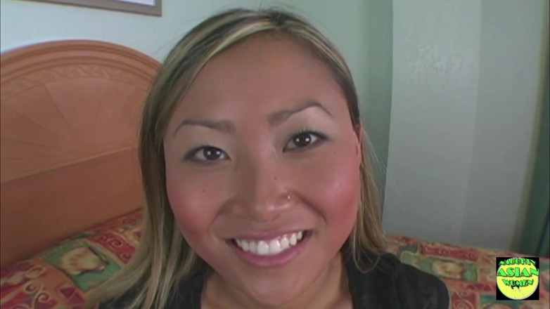 Naughty Asian Women: Een man in een op zijn hondjes positie boort anaal...