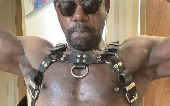 Black smoking muscle stepdad: Fumo e flex attiso di fetish muscolo nero