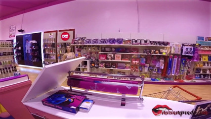 Miriam Prado: Une bombasse à gros nichons baise dans un sex-shop avec le...
