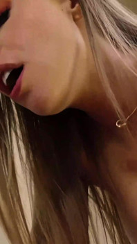 Britneyiny punčochy sklouznou, když ji Mike olíže, prstí si mokrou kundičku a šuká ji hluboko