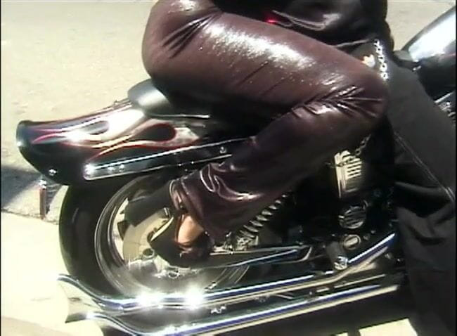 Outdoor pervs: Biker-schlampe mit perfektem arsch