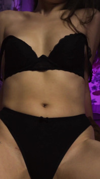 Milf snella si accarezza in cam