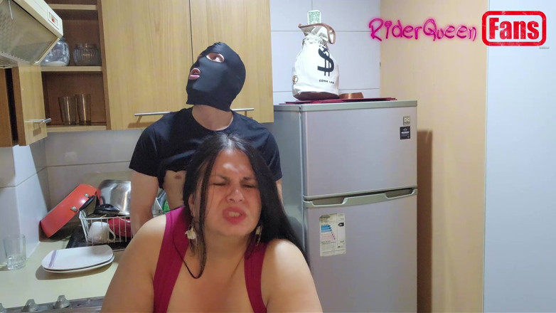 Riderqueen: Vidéos pour fans : un jeune homme masqué me baise dans...