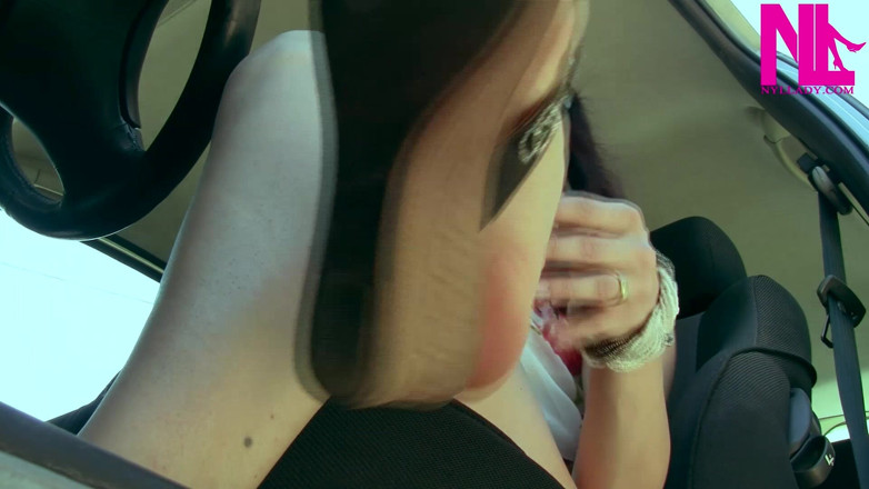 Nyllady: kaar men uchhalte aur badalte phlip phlop