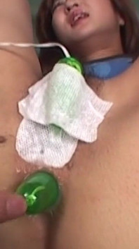 รุ่นแม่น่าเย็ดชาวเอเชียผู้ใหญ่แหกหีกว้างด้วยสเปกตรัมและลูกปัด