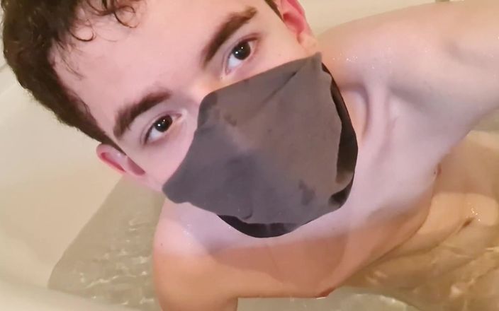 Prettyboi2000x: Hej! Här är min första video av ryck av i badkaret...