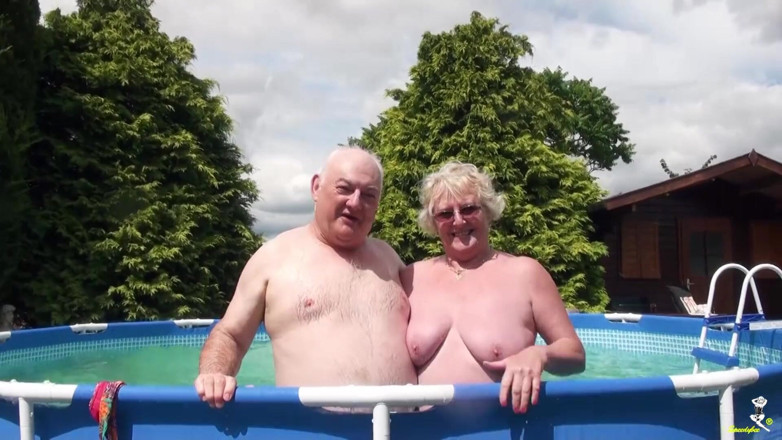 Dirty Doctors Clips: Jouer dans la piscine