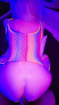 Trans Diana Deelight y Jrockstar82 chupando, follando y preñando en medias arcoiris con calcetines