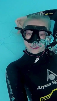 Onderwater wetsuit Joi in mijn privézwembad