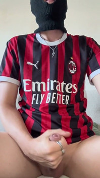 Un frère de football excité d’AC Milan lâche une éjac