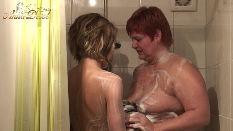 Anna Devot: Common shower with bi-girlfriend