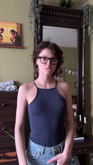 Strip-tease avec doigtage de chatte en gros plan