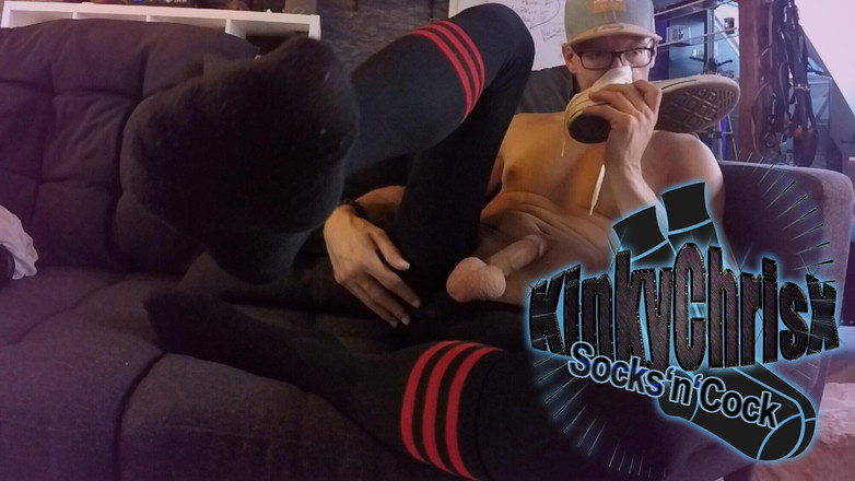 KinkyChrisX: Kinkychrisx Puts on Leggings - Sniffs Sneakers and Cums on His...