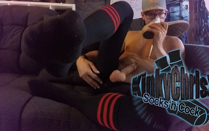 KinkyChrisX: Kinkychrisx लेगिंग पहनती है - Sniffs स्नीकर्स और उसके मोज़े पर वीर्य
