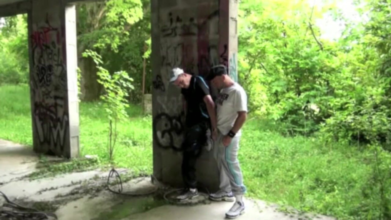 Sneaker gay: Umilire în adidași de un băiat scally în exhib