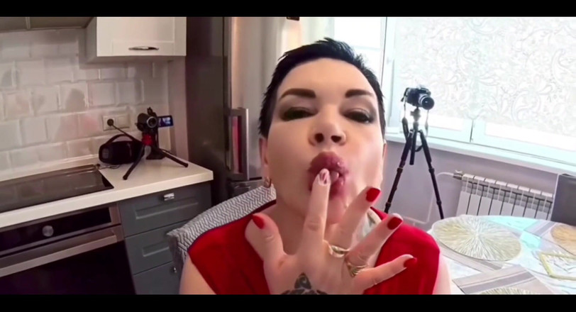 KarmenMilf: Hijastro le dio a la madrastra una gran polla y...