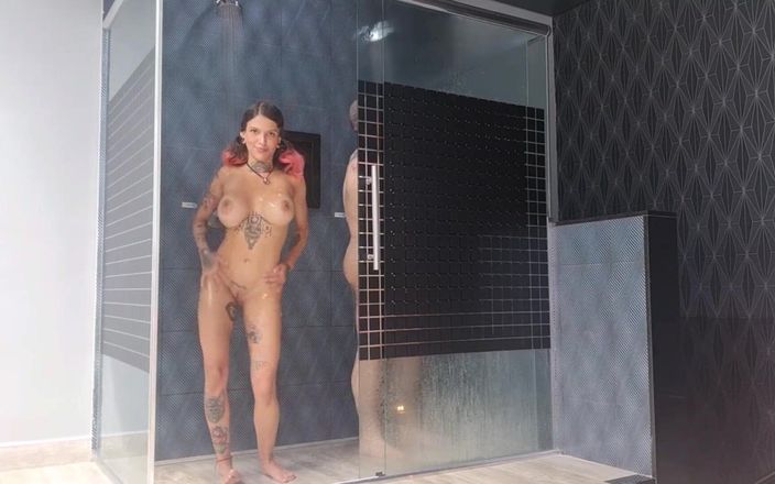 Iron Bikerr: Šukání ve sprše, sperma na obličeji