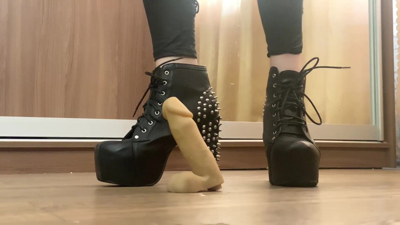 Hairypussyangel: Paní Goddes, péro, koule, trest podpatky, kožené kovové boty