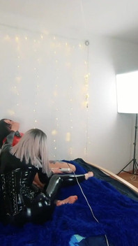 Nos bastidores das meninas fetiche de lésbicas bonitas fazendo vídeo de sexo. Dominação feminina positiva, jogo sexual, couro de látex