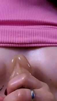 Topless nastolatka dokucza ci zabawy dildem blisko aparatu