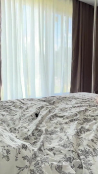 Luca tvrdě šuká Lexi na jejich posteli zezadu a stříká na ni