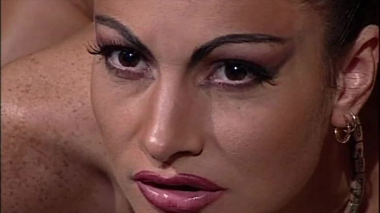 Inthe MILF room: 2 красивые шлюшки и мужчина: тройничок в спальне