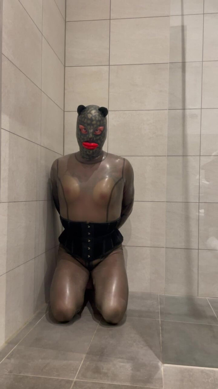 PervyLara: Rubberdoll černá průhledná latexová kombinéze v koupelně