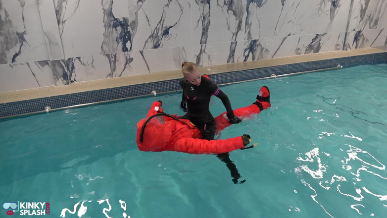 UKCuteGirl Lucy Lauren: Human Life Raft - Napompowany garnitur dominacja basenu niewolników