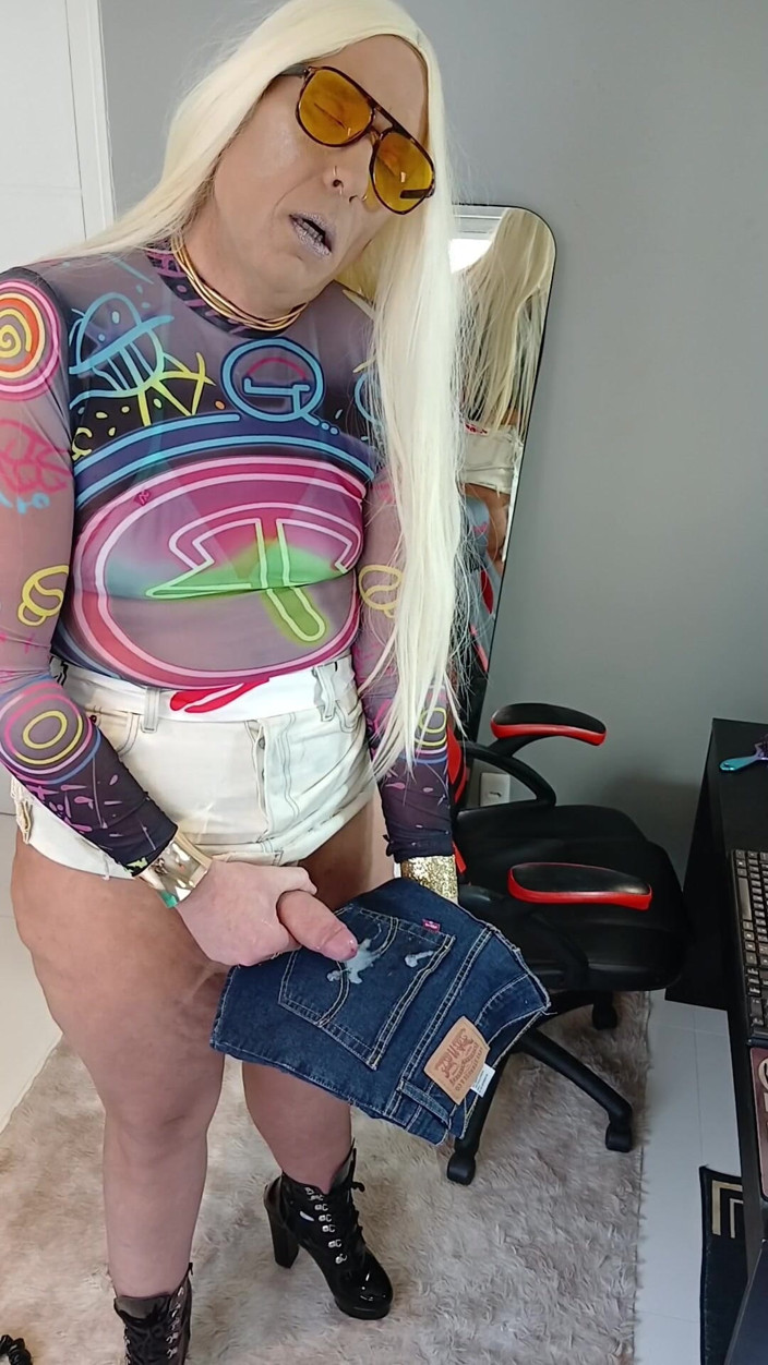 Sexy ass CDzinhafx: Levi的迷你裙和高剪紧身紧身衣，显示棕褐色线条与明确的完成