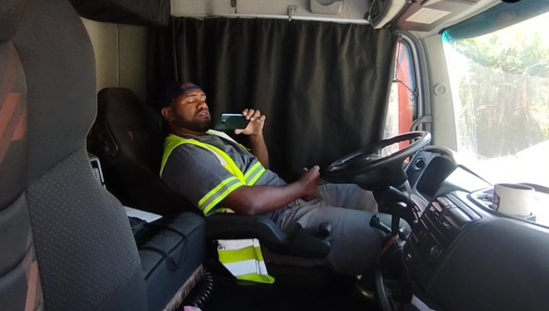 TheBlacKHunterr: All'ora di pranzo mi sono masturbato all'interno del camion