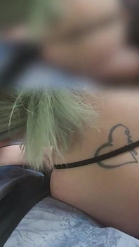 Schöne amateur-MILf lutscht schwanz auf einer reise